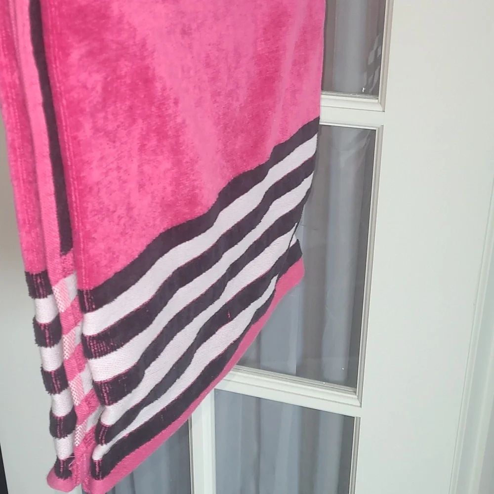 Juicy Couture Fuschia and Black Towel - 40x72